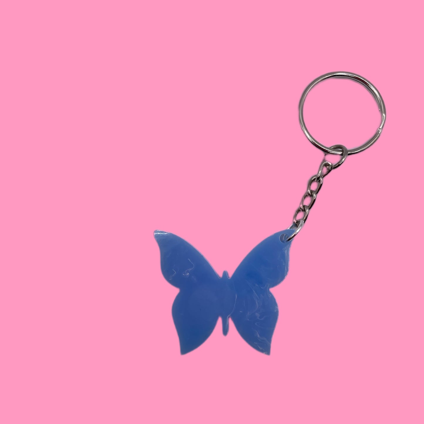 Porte-clé papillon bleu avec un peu de blanc